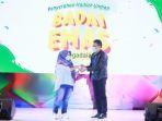 deputi-binis-area-cirebon-pegadaian-dwi-santoso-saat-menyerahkan-hadiah-kepada-nasabah-pegadaian.jpg