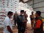 distribusi-beras-bantuan-di-ciamiss.jpg