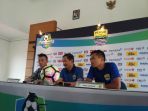 Hadiri Konferensi Pers, Djanur Tidak Tertarik Bahas Masa Depannya Bersama Persib Bandung