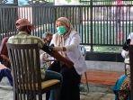 dokter-yangtergabung-dengan-sahabat-oting-memeriksa-warga.jpg
