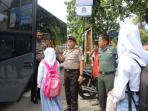 dua-orang-siswi-hendak-naik-bus-polisi-di-garut.jpg