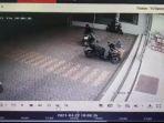 dua-terduga-pencuri-motor-di-parkiran-sebuah-minimarket.jpg