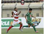 duel-antara-pemain-madura-united-dengan-pemain-ps-sleman.jpg