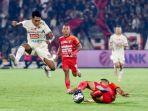duel-pemain-persija-jakarta-putih-dan-bali-united-merah-pada-laga-pekan-pertama.jpg