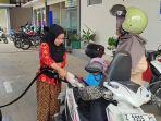 ejumlah-karyawati-di-SPBU-Pangandaran-memakai-pakaian-kebaya-111.jpg