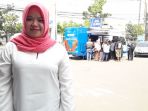 elin-yulianti-perawat-yang-bertugas-di-lokasi-mobil-sim-keliling-polrestabes-bandung_20170711_174236.jpg