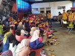 emak-emak-dan-anak-di-kantor-damkar-cimahi.jpg
