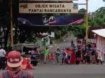 emak-emak-di-garut-buka-portal-menuju-pantai-rancabuaya.jpg