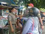 emak-emak-omeli-satpol-pp.jpg