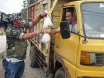 endang-abdul-malik-55-membagi-bagikan-telur-gratis-ke-masyarakat.jpg