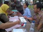 erick-baju-biru-protes-tentang-tong-sampah.jpg