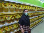 eti-siti-daniwiyati-saat-mengecek-harga-minyak-goreng.jpg