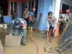 evakuasi-korban-banjir-sukabumi-dan-membawa-bantuan-sembako.jpg