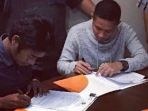 evan-dimas-dan-ilham-udin-armaiyn-menandatangani-kontrak_20171228_190236.jpg