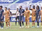 ezechiel-ndouassel-ketiga-dari-kanan-saat-bhayangkara-fc.jpg