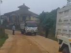 foto-2-Bupati-Bandung-Dadang-Supriatna-Langsung-Cor-Jalan-Rusak-di-Desa-Tenjolaya-Pasirjambu.jpg