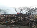foto-gundukan-sampah-di-pasar-baleendah_20170306_181135.jpg