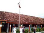 foto-rafli-beraksi-memanjat-tiang-bendera.jpg