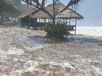 gelombang-tinggi-saat-menerjang-kawasan-rancabuaya-garut.jpg