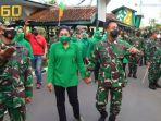 genggam-tangan-istri.jpg