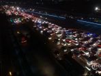 gerbang-tol-cikarang-utama-macet-mudik_20180609_064600.jpg