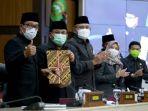 gubernur-dan-dprd-jabar-bahas-dob.jpg