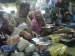 gubernur-jabar-ahmad-heryawan-di-pasar-burung_20150602_201337.jpg