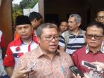 gubernur-jawa-barat-ahmad-heryawan-usai-membuka-diskusi-publik_20160516_133855.jpg