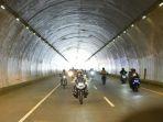 gubernur-jawa-barat-ridwan-kamil-saat-meninjau-proyek-tol-cisumdawu.jpg