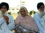 gurmukh-singh-kiri-dan-baldev-singh-kanan-bertemu-mumtaz-bibi.jpg
