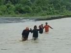 guru-SMPN-7-Pasangkayu-seberangi-sungai-deras.jpg