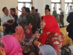 guru-honorer-dewi-menangis-sambil-curhat_20150518_144400.jpg