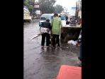 hampir-saja-memakan-korban-seorang-ibu-terperosok-dan-hampir-tenggelam.jpg