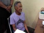 he-alias-mbah-72-pembacok-istrinya-sendiri-diamankan-di-mapolsek-pamulang.jpg