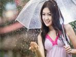 hujan-wanita-di-bawah-payung_20151230_185730.jpg