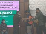hutamrin-saat-melepas-rompi-oranye-yang-dikenakan-agus-arif-gunawan.jpg