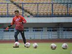 i-made-wirawan-saat-berlatih-menggunakan-bola.jpg