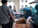 ibu-ibu-pkk-mengantre-pupuk-dan-bibit-jahe.jpg
