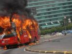 illustrasi-bus-dibakar-massa.jpg
