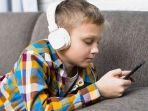 ilustrasi-anak-menggunakan-headphone.jpg