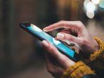 ilustrasi-pemanfaatan-teknologi-digital-menggunakan-aplikasi-di-smartphone.jpg