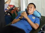 jajang-sukmara-saat-donor-darah-di-acara-persib-berbagi-minggu-10122017_20171210_134920.jpg