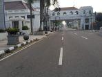 jalan-asia-afrika-lengang-local-lockdown.jpg
