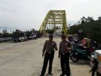 Antisipasi Vandalisme, Polisi Pun Jaga Jembatan Cukang Monteng