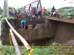jembatan-yang-terputus-di-cianjur-selatan-akibat-intensitas-hujan-yang-tinggi-senin-27112017_20171128_095736.jpg