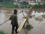 Warga Dua Desa Ini Manfaatkan Jembatan dari Bambu