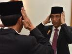 jokowi-bercermin-pakai-dasi-2_20160225_225246.jpg