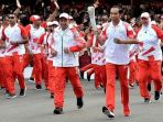 jokowi-dengan-sneakers-merahnya-senada-dengan-bajunya-saat-estapet-obor-asian-games_20180829_131053.jpg
