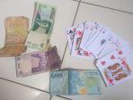 judi-satu-set-kartu-remi-dan-uang-tunai-indramayu-senin-1632020.jpg