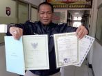 kabid-humas-polda-jabar-kombes-pol-yusri-yunus-menunjukkan-dokumen-palsu-di-mapolrestabes-bandung_20170809_121101.jpg